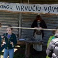 Mergaitės išmoko nuvyti vikingų virvutę.