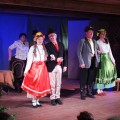 Klėtyje įrengtoje scenoje vaidinama L. Didžiulienės komedija „Lietuvaitės“.