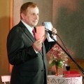 Muziejaus direktoriaus A. Verbicko rankose – pirmasis „Anykščių šilelis“.