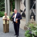 Anykščių meras Kęstutis Tubis Šv. Antaną pasveikino šiųmečiu medumi ir puodyne pienui.