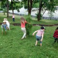 Vaikų pramogos – paskleisti nupjautą žolę.