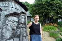Rašytoja G. Kazlauskaitė Didžiulių muziejuje Giežionėlėse.