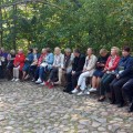 Muziejininkai apsupo kalvos viršūnę.