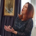 Dainuoja solistė Živilė Lamauskienė.