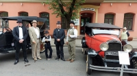 Istoriniai automobiliai kurortiniame brode.