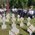 Iškilmių dalyviai prie partizanų atminimo memorialo Troškūnų kapipnėse.