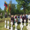 Dainuoja Troškųjų gimnazistų „Malmažėlė“.