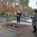 Čia ilsisi A. Vienuolio žmona ir duktė.