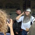 Ginklų ir šarvų demonstavimas.
