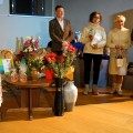 Laureatę sveikina kiti T. Mikeliūnaitės premijos laureatai.