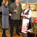 Laureatę sveikina tautodailininkų Morkūnų šeima.