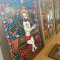 Svečiams pristatytos Vinicos menininko sukurtos stiklo ikonos.