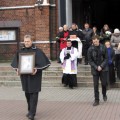Po pamaldų urna išnešama iš bažnyčios.