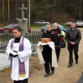 Urnos kelią per kapines lydi velionės duktė Alma Jovita Paplauskienė ir jos vyras Stasys Paplauskas.