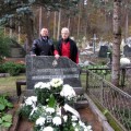 Alma Jovita Paplauskienė su vyru prie motinos Laimos Ruigienės ir močiutės Leokadijos Žukauskienės kapo.