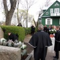 Stabtelėjimas prie tėvo rašytojo Antano Vienuolio kapo.