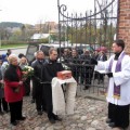 Prie Anykščių bažnyčios šventoriaus urną su palaikais pasitinka vikaras Nerijus Papirtis.