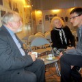 Bičiuliškas pokalbis: rašytojai V. Račkaitis ir M. Telksnytė, išleidę knygą apie jaunąjį A. Baranauską, ir jo poeziją skaitęs kun. J. Jasėnas.
