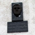 Memorialinė lenta prie Rumšiiškių gimnazijos pastato.