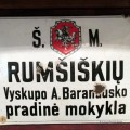 Pirmoji A. Baranausko vardu pavadintos Rumšiškių mokyklos iškaba.