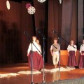 Scenoje šoka ir vaidina Anykščių A. Baranausko pagrindinės mokyklos mokiniai.