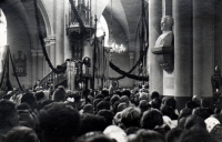 A. Baranausko biustas Anykščių bažnyčioje per iškilmes XX a. 7-ajame dešimtmetyje. Nuotrauka iš kun. V. Arlausko albumo.