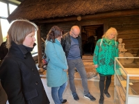 Mokslininkė Inga Liepaitė (kairėje) pristatė A. Baranausko rankraščių parodą prie Klėtelės.