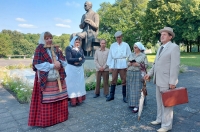Antanas Vienuolis ir jo kūrinių personažai susiruošė keliauti į švenčiantį miestą.