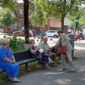 Rašytojas A. Vienuolis su savo personažais švenčiančiame mieste.