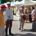 Rašytojas A. Vienuolis su savo personažais švenčiančiame mieste.