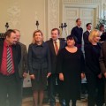 Premijos įteikimo ceremonija. Laureatą sveikina Anykščių rajono savivaldybės ir Vilniaus anykštėnų sambūrio atstovai. Ingos Liepaitės nuotrauka.