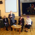 Svečias kalba A. Baranausko vidurinės mokyklos bendruomenės atstovams.