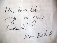 Autografas ant laureatės straipsnio rankraščio. Mano nuotrauka. 