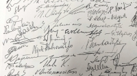 Anykštėnės I. Andrukaitienės parašas – centre tarp kitų deputatų.