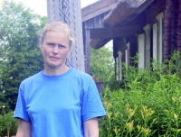 Muziejininkė Alma Ambraškaitė dažniausiai pasitinka svečius Jono Biliūno tėviškės-muziejaus sodyboje. Nijolės Kirvelienės nuotrauka.