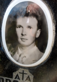 Štai toks žvelgia iš fotografijos juodo granito kryžiuje 1993-aisiais iš šio gražaus pasaulio išėjęs bičiulis Alvydas. Mano nuotrauka.