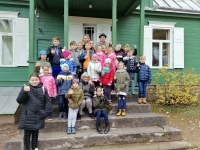 Ažuožerių vaikai prie A. Vienuolio namo-muziejaus.