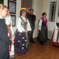 Atminimo vakaro dalyvius pristato muziejininkė A. Ambraškaitė (kairėje).