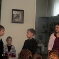 Ketvirtaklasiai Emilijus, Rokas ir Smiltė iš A. Baranausko pagrindinės mokyklos vaidina „Auksinio batelio“ fragmentą.