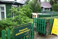 Knygų namelis B. Buivydaitės memorialinės sodybos kiemelyje.