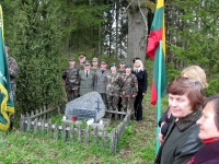 Istorijos popietės dalyviai prie partizanų priesaikos ąžuolo Burbiškio miške.