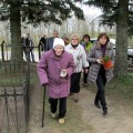 Į kapines – žuvusiųjų pagerbti. Priekyje – K. Tylos-Tarzano sesuo Julė Tylaitė-Gutauskienė su dukra.