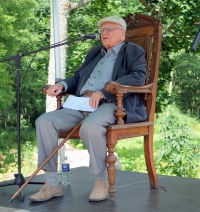 Poetas A. Baltakis Strazdiškyje, prie vaikystės šulinio, buvo pasodintas į vyskupo A. Baranausko krėslą.