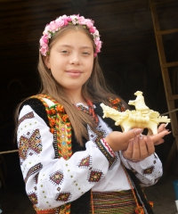 Sūrio žirgelius Arklio muziejuje pristato jaunoji meistrė Chrystyna Petriv.