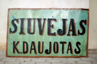 Autentiška Nepriklausomos Lietuvos laikų iškaba priminė Anykščių siuvėją Klemensą Daujotą.