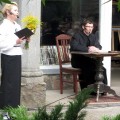 Teatralizuotoje popietėje prie A. Baranausko klėtelės – Antano (kun. Justas Jasėnas) ir Karolinos (mokytoja Rasa Poškuvienė) dialogas.