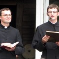 Klemenso (kun. Nerijus Papirtis) ir Antano (kun. Justas Jasėnas) veiduose – skirtingos emocijos.