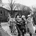 1989 m. kovo 16 d. Didžiulių memorialinėje sodyboje Griežionėlėse vykusio Knygnešių dienos paminėjimo dalyviai. Priekyje: Julija Štarkienė, Milda Telksnytė, Irena Jurevičienė. Jono Junevičiaus nuotrauka