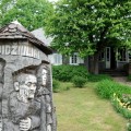 Į susirinkusius tyliai žvelgė Prano Petronio išdrožta Didžiulių šeimyna.