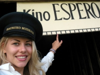 Naujasis Siauruko reklamos veidas – Dainora, kviečianti užsukti į geležinkelio kino teatrą „Espero“. Mano nuotrauka.